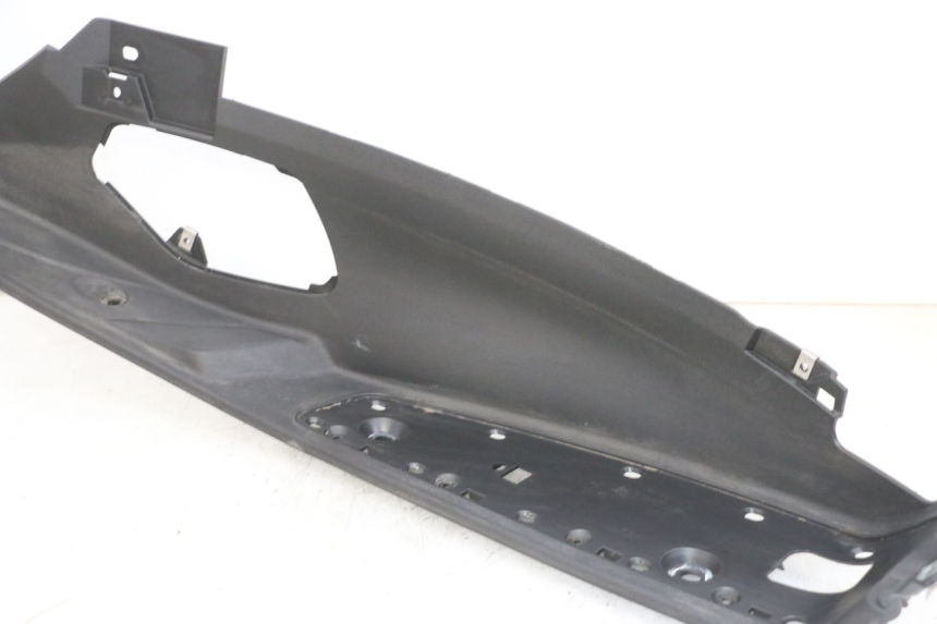 photo de CARENA PEDANA DESTRA PIAGGIO MP3 500 (2016 - 2018) - Dettagli dei punti di fissaggio