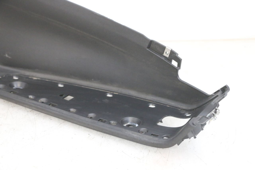 photo de CARENA PEDANA DESTRA PIAGGIO MP3 500 (2016 - 2018) - Stato della superficie e materiale