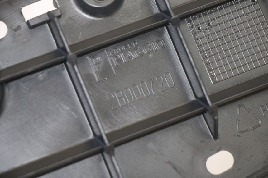 photo de CARENA PEDANA SINISTRA PIAGGIO MP3 HPE 350 (2018 - 2020) - Dettagli dei punti di fissaggio