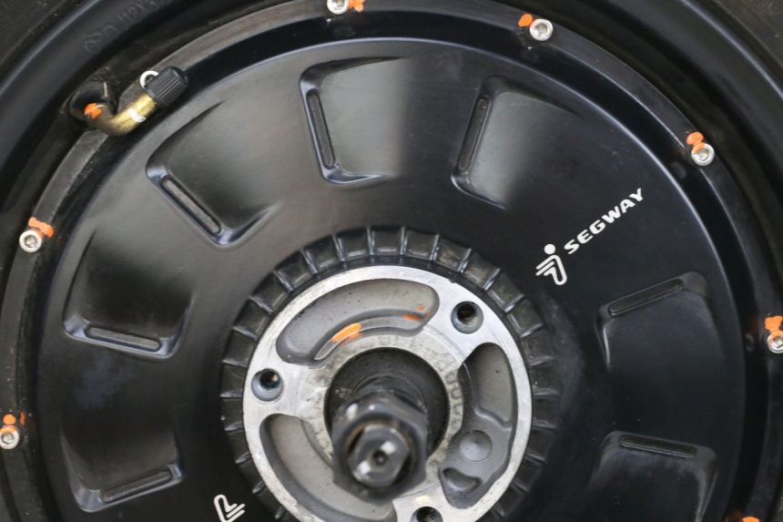 photo de MOTORE SEGWAY NINEBOT E125S 1 (2022 - 2026) - Stato della superficie e materiale