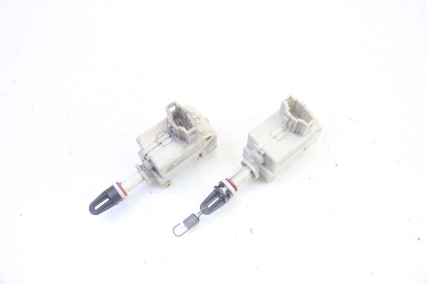 photo de MOTORE APERTURA BAULE PIAGGIO MP3 LT 400 (2007 - 2012) - Dettaglio del componente