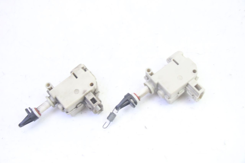 photo de MOTORE APERTURA BAULE PIAGGIO MP3 LT 400 (2007 - 2012) - Altra angolazione