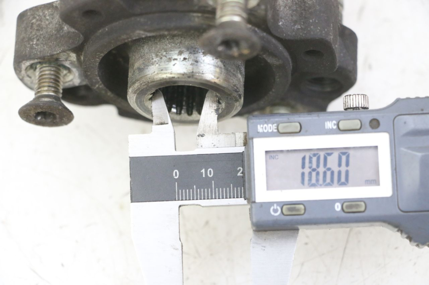 photo de MOZZO RUOTA POSTERIORE PEUGEOT SATELIS 125 (2013 - 2018)