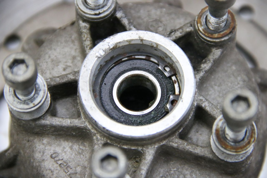 photo de MOZZO RUOTA ANTERIORE PIAGGIO VESPA GRANTURISMO 125 (2003 - 2007)