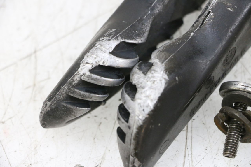 photo de COPPIA DI PEDANE POSTERIORI MBK BOOSTER SPIRIT NAKED 50 (2004 - 2017) - Zoom sullo stato d'uso