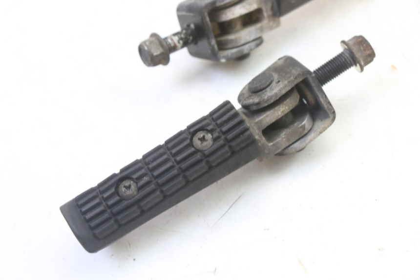 photo de COPPIA DI PIEDINI POSTERIORI TRIUMPH SPRINT 900 (1995 - 1998)