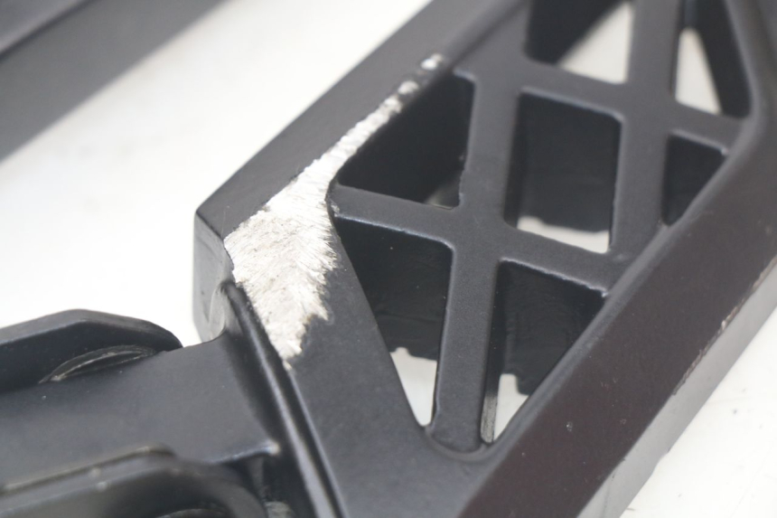 photo de PEDANA POSTERIORE PEUGEOT STREETZONE 4T 50 (2018 - 2023)