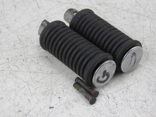 photo de COPPIA PEDANE POSTERIORI SUZUKI GZ MARAUDER 125 (1998 - 2004)