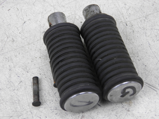 photo de COPPIA PEDANE POSTERIORI SUZUKI GZ MARAUDER 125 (1998 - 2004)