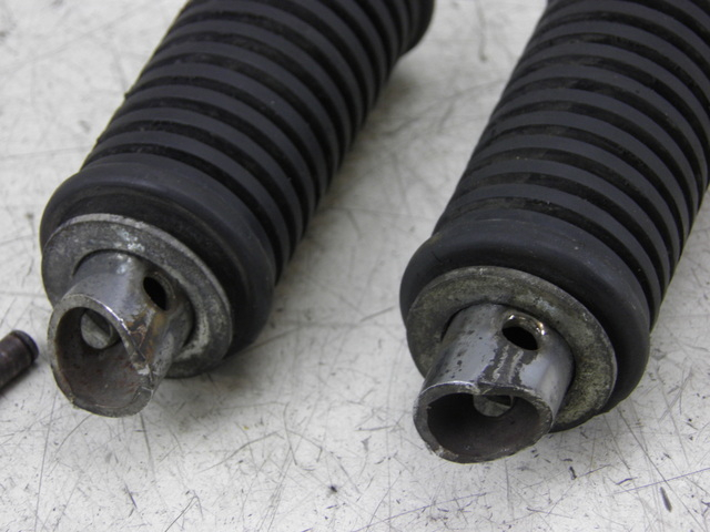 photo de COPPIA PEDANE POSTERIORI SUZUKI GZ MARAUDER 125 (1998 - 2004)