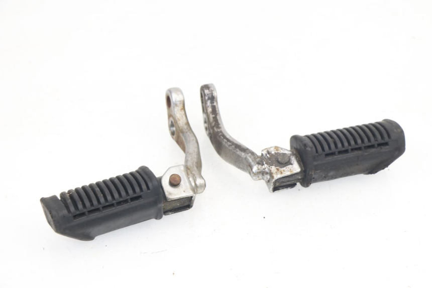 photo de COPPIA PEDANE ANTERIORI SUZUKI GN 125 (1997 - 2000)