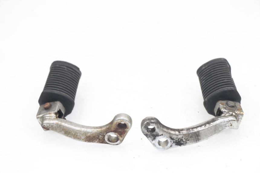 photo de COPPIA PEDANE ANTERIORI SUZUKI GN 125 (1997 - 2000)