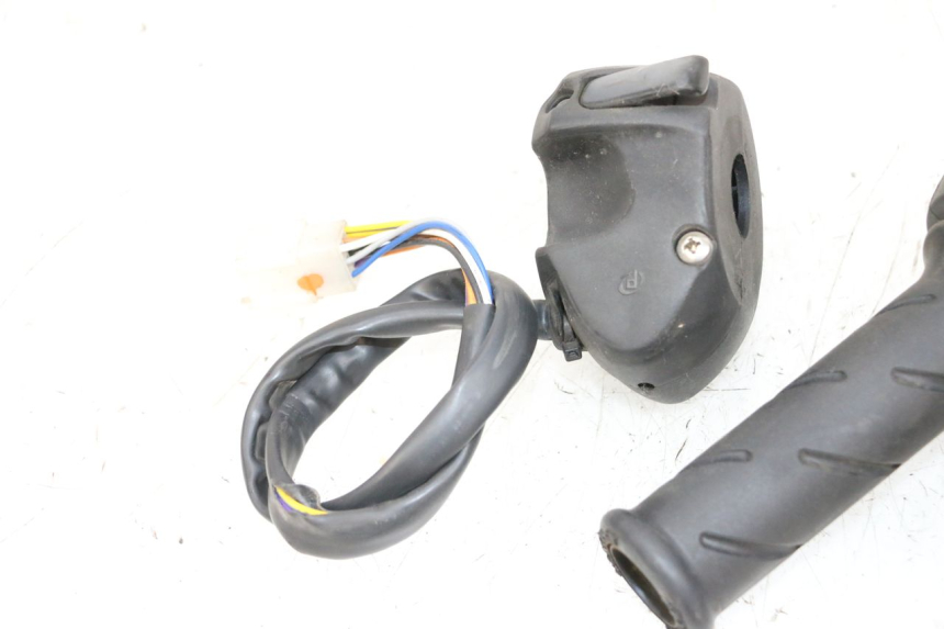 photo de COMMUTATORI PEUGEOT SATELIS 125 (2013 - 2018) - Dettagli dei punti di fissaggio