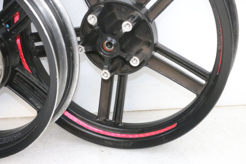 photo de COPPIA CERCHI KYMCO AGILITY 16+ 4T 50 (2018 - 2023) - Zoom sullo stato d'uso