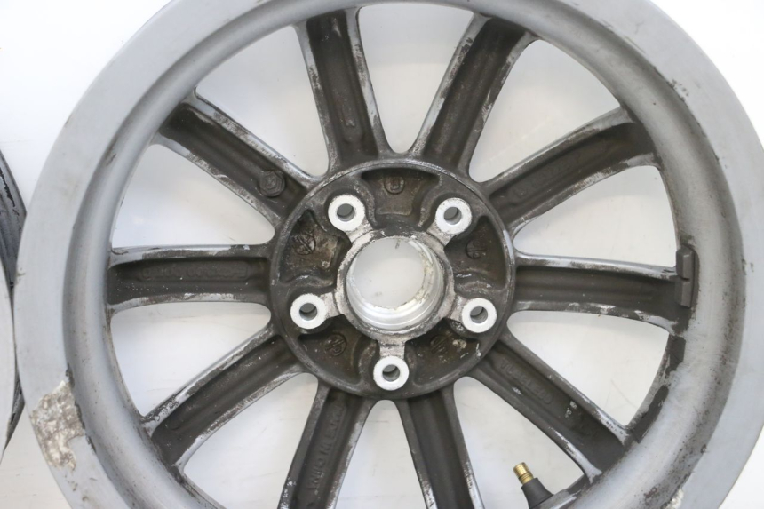 photo de COPPIA CERCHI PIAGGIO MP3 RL 250 (2007 - 2010) - Caratteristiche distintive