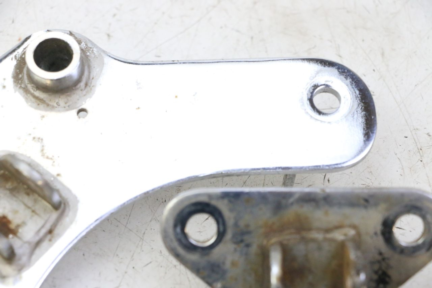 photo de PEDANA ANTERIORE SUPPORTO HYOSUNG GV AQUILA 125 (2000 - 2004)