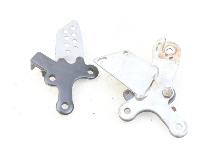 photo de COPPIA DI PIASTRE DI SUPPORTO PEDALE ANTERIORE YAMASAKI RAPTOR 50 (2013 - 2018)