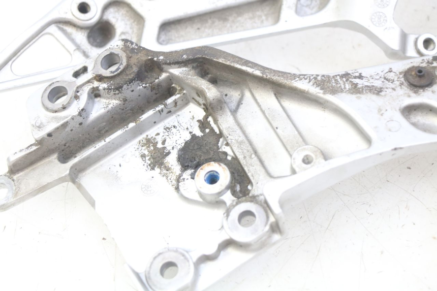 photo de COPPIA DI PIASTRE PER PEDANE ANTERIORI YAMAHA FJR ABS 1300 (2006 - 2012)