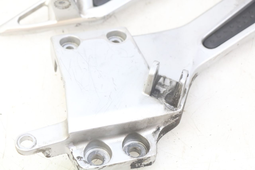 photo de COPPIA DI PIASTRE PER PEDANE ANTERIORI YAMAHA FJR ABS 1300 (2006 - 2012)