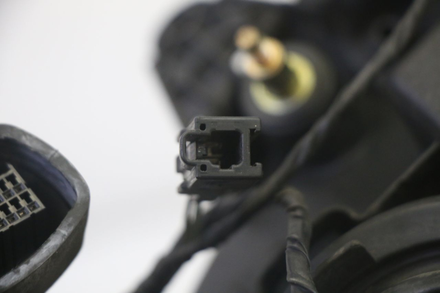 photo de FARO ANTERIORE SUZUKI DL V STROM 1000 (2002 - 2007) - Caratteristiche distintive