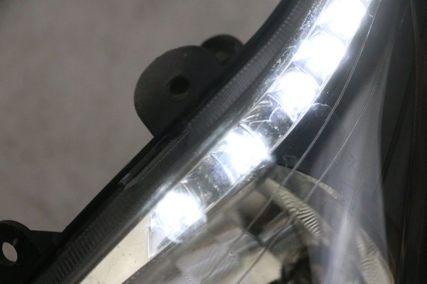 photo de FARO ANTERIORE SINISTRA SYM GTS EVO 125 (2009 - 2013) - Dettaglio del componente