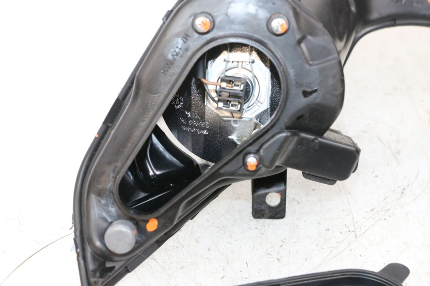 photo de FARO ANTERIORE PIAGGIO MP3 HPE 300 (2019 - 2026) - Altra angolazione