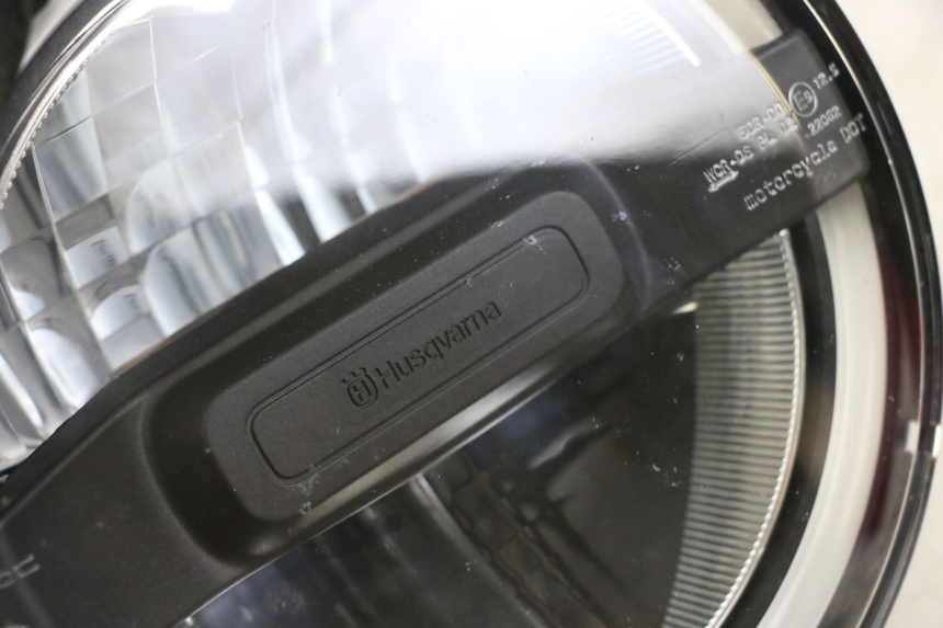 photo de FARO ANTERIORE HUSQVARNA SVARTPILEN 401 (2018 - 2023) - Stato della superficie e materiale