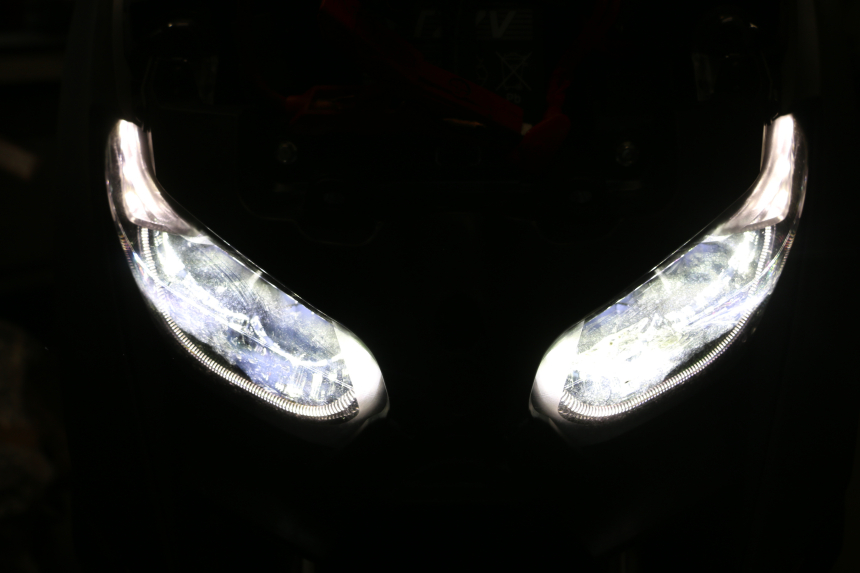 photo de FARO ANTERIORE YAMAHA XMAX X-MAX 125 (2021 - 2025)