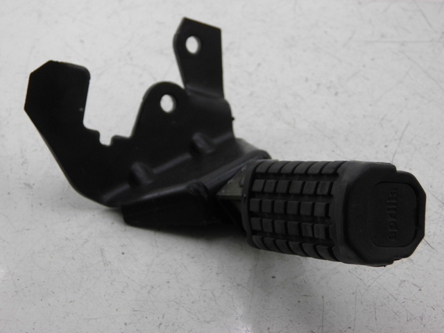photo de PEDANA POSTERIORE DESTRA SUPPORTO APRILIA SCARABEO 100 (2003 - 2012)
