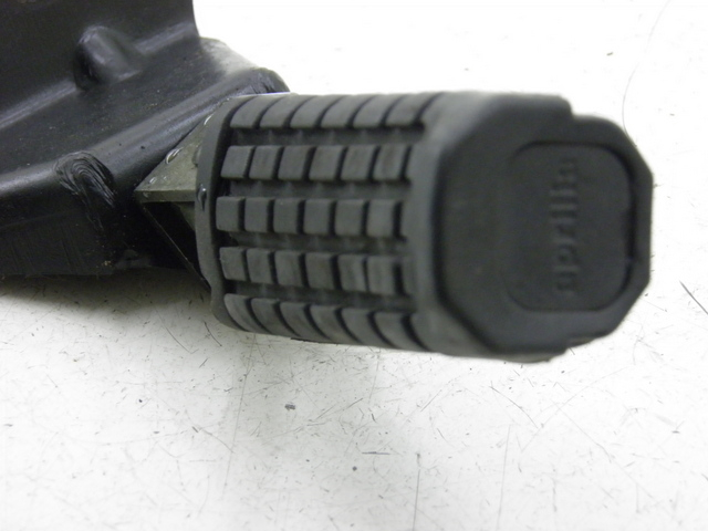 photo de PEDANA POSTERIORE DESTRA SUPPORTO APRILIA SCARABEO 100 (2003 - 2012)