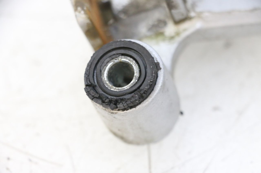 photo de PEDANA POSTERIORE DESTRA SUPPORTO HONDA NSR R 125 (1994 - 2003) - Zoom sullo stato d'uso