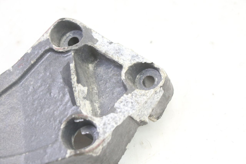photo de PEDANA POSTERIORE DESTRA SUPPORTO TRIUMPH SPRINT 900 (1995 - 1998)