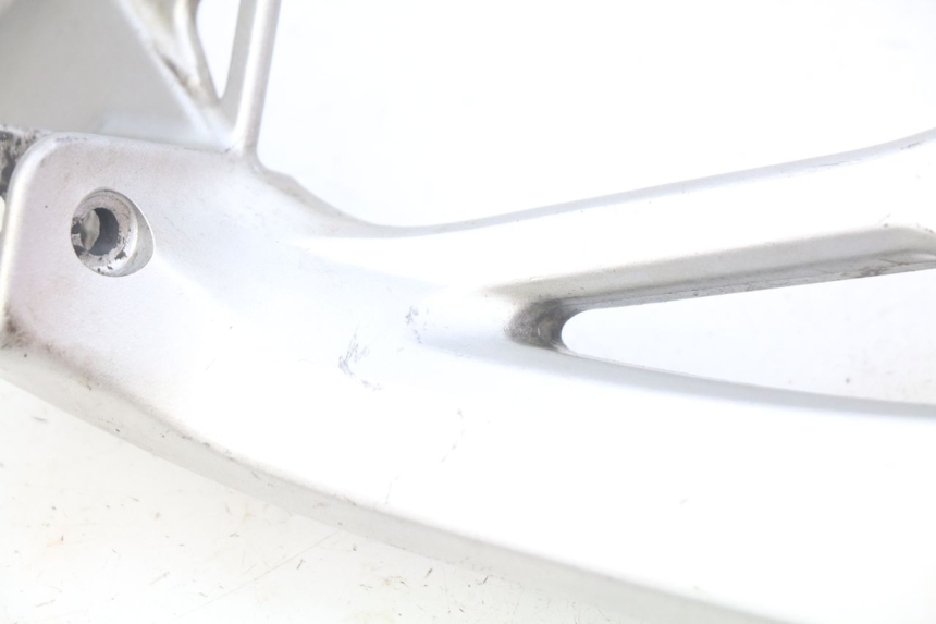 photo de PIASTRA PEDANA POSTERIORE DESTRA SUZUKI SV N 650 (1999 - 2002)