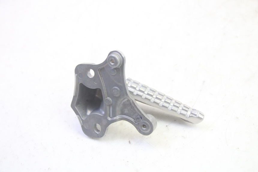 photo de PEDANA POSTERIORE DESTRA SUPPORTO YAMAHA TRICITY 300 (2020 - 2024) - Altra angolazione