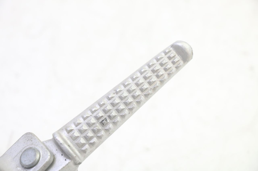 photo de PIASTRA PEDANA POSTERIORE DESTRA DAELIM VJ ROADWIN FI 125 (2008 - 2017) - Altra angolazione