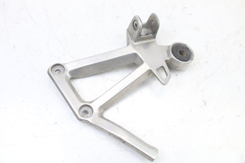photo de PEDANA POSTERIORE DESTRA SUPPORTO YAMAHA FZS FAZER 600 (2001 - 2003)