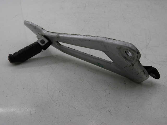 photo de Piastra poggiapiedi posteriore destro YAMAHA YBR 125 (2004 - 2006)