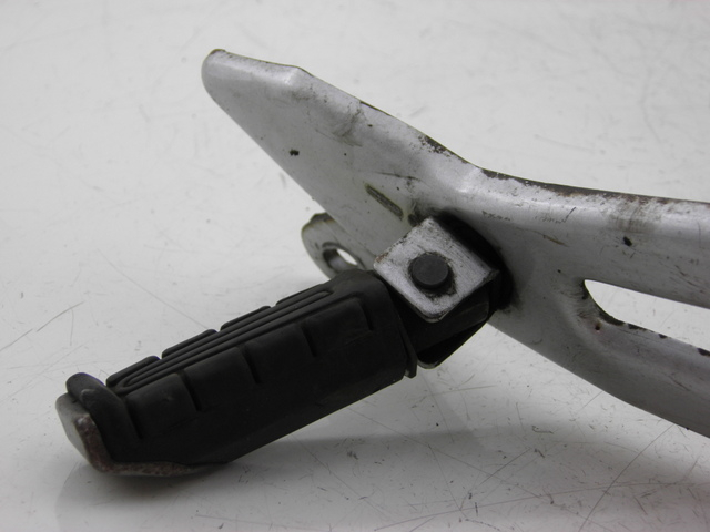 photo de Piastra poggiapiedi posteriore destro YAMAHA YBR 125 (2004 - 2006)