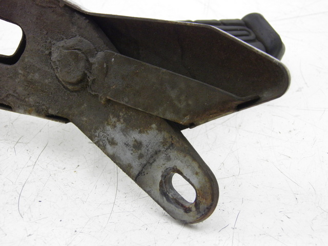 photo de Piastra poggiapiedi posteriore destro YAMAHA YBR 125 (2004 - 2006)