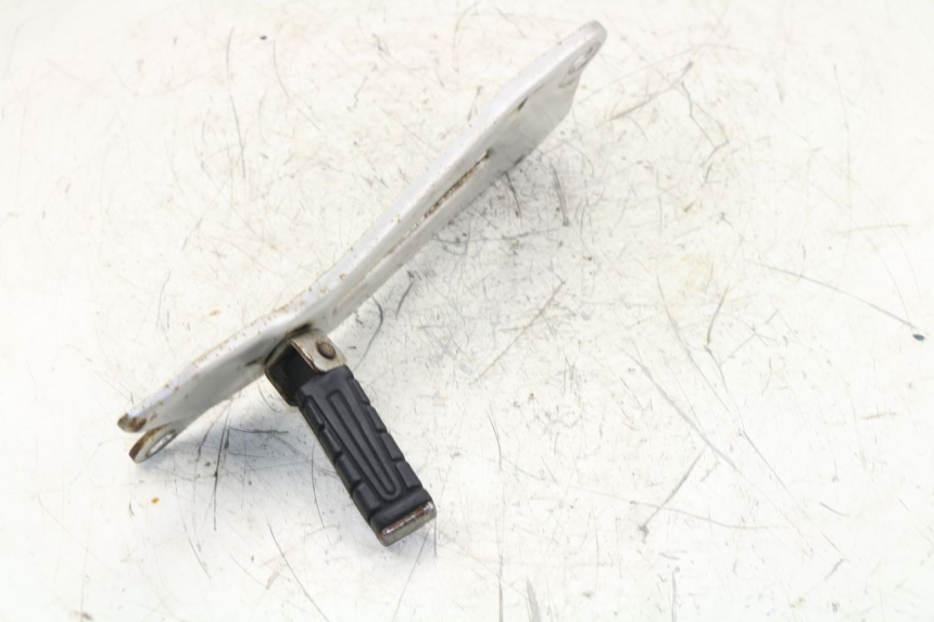photo de Piastra poggiapiedi posteriore destro YAMAHA YBR 125 (2004 - 2006)