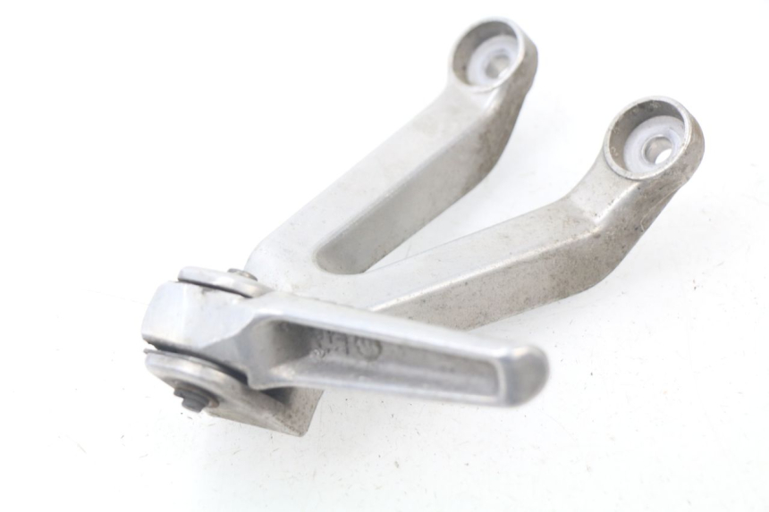 photo de Piastra poggiapiedi posteriore sinistra HONDA CBR 919 RR FIREBLADE 900 (1998 - 1999) - Dettaglio del componente