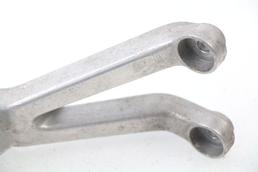 photo de Piastra poggiapiedi posteriore sinistra HONDA CBR 919 RR FIREBLADE 900 (1998 - 1999) - Zoom sullo stato d'uso