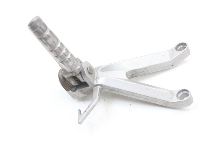 photo de PEDANA POSTERIORE SINISTRA SUPPORTO HYOSUNG GTR 125 (2006 - 2008)