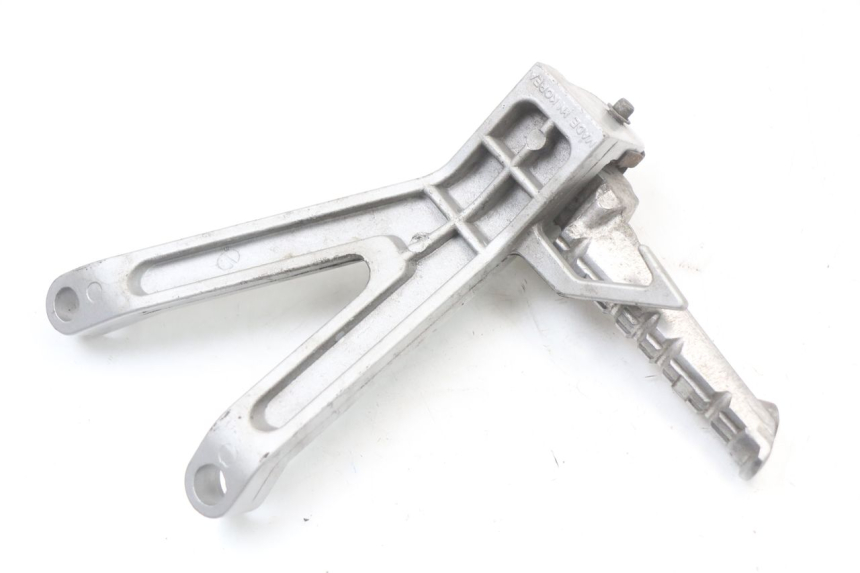 photo de PEDANA POSTERIORE SINISTRA SUPPORTO HYOSUNG GTR 125 (2006 - 2008)