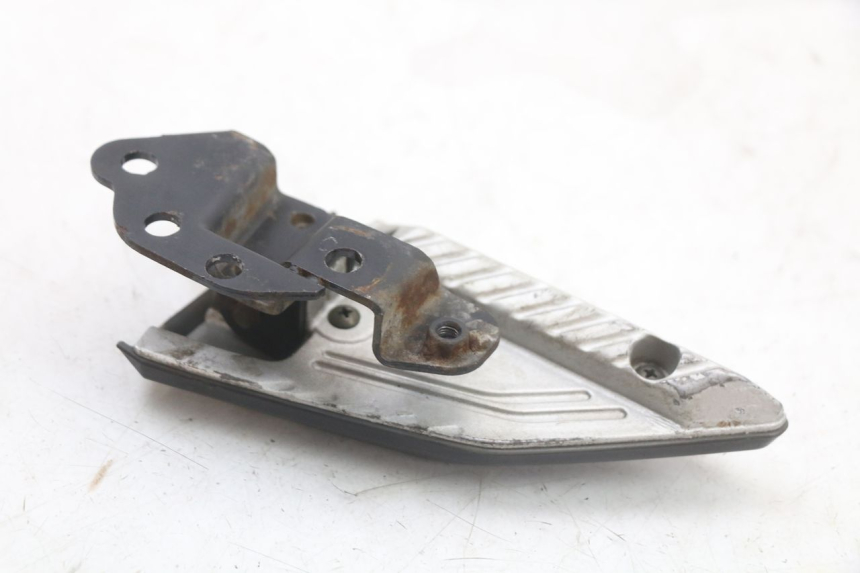 photo de PEDANA POSTERIORE SINISTRA SUPPORTO PEUGEOT BELVILLE 125 (2017 - 2021)