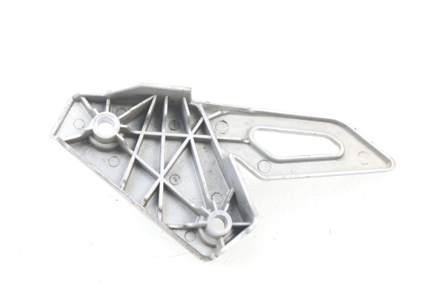 photo de PIASTRA DI SUPPORTO PEDANA POSTERIORE SINISTRA PEUGEOT SPEEDFIGHT 3 AIR 50 (2009 - 2015)