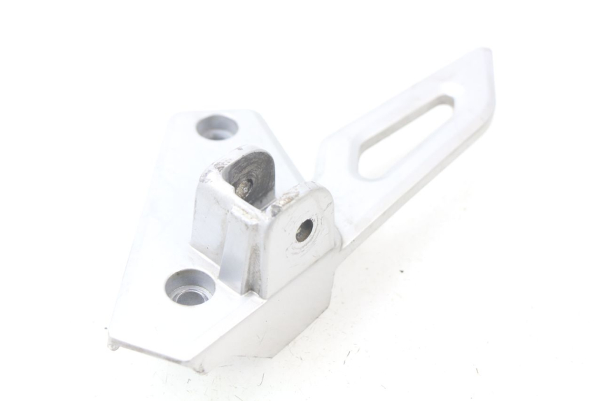 photo de PIASTRA DI SUPPORTO PEDANA POSTERIORE SINISTRA PEUGEOT SPEEDFIGHT 3 AIR 50 (2009 - 2015)