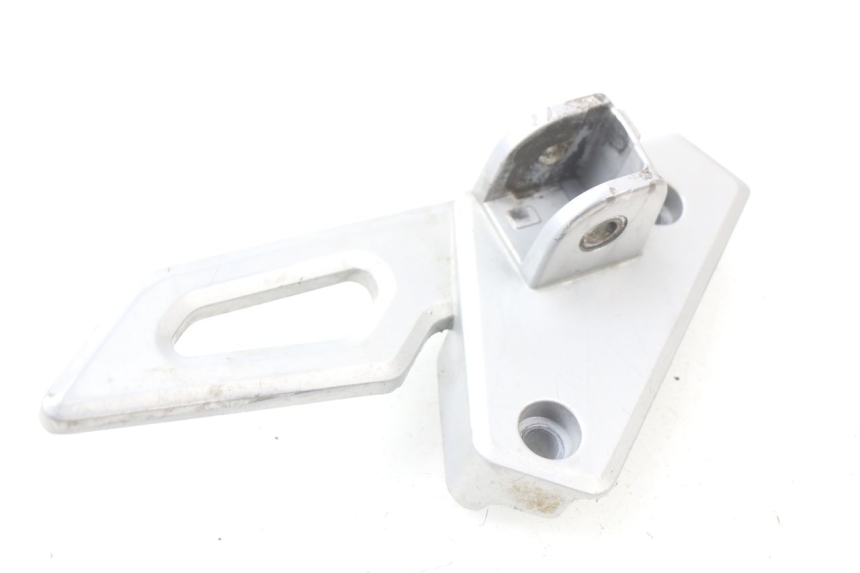 photo de PIASTRA DI SUPPORTO PEDANA POSTERIORE SINISTRA PEUGEOT SPEEDFIGHT 3 AIR 50 (2009 - 2015)
