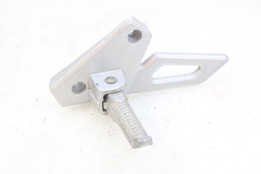 photo de PIASTRA DI SUPPORTO PEDANA POSTERIORE SINISTRA PEUGEOT SPEEDFIGHT 3 AIR 50 (2009 - 2015)