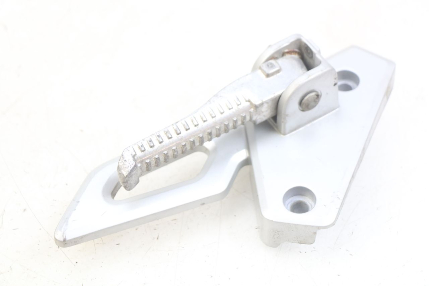photo de PIASTRA DI SUPPORTO PEDANA POSTERIORE SINISTRA PEUGEOT SPEEDFIGHT 3 AIR 50 (2009 - 2015)